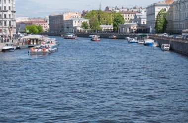 St Petersburg, Rusya - 28 Mayıs 2017: Zevk tekneler ve gezi tekneleri Fontanka Nehri üzerinde.