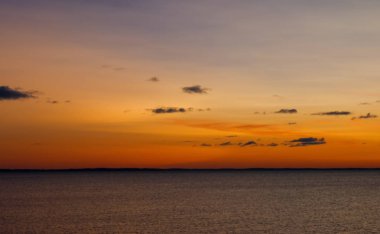 Yaz aylarında göl üzerinde turuncu gündoğumu