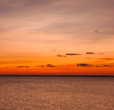 Batan güneşin yaktı cirrus bulutlar, gökyüzü