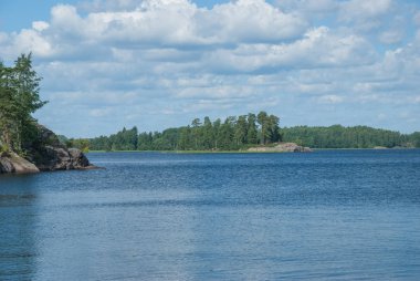 Güneşli bir günde Gölü nün görünümü