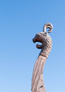 Bir ortaçağ viking gemisi mavi gökyüzüne karşı burun parçası