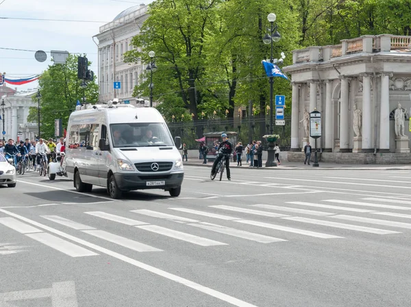 Sankt-Petersburg, Rusland-28 mei 2017: Witte minibus vooruitbrengt Nevsky Prospekt in Sint-Petersburg, Rusland — Stockfoto