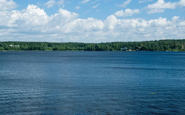 Pemandangan danau pada hari yang cerah — Stok Foto