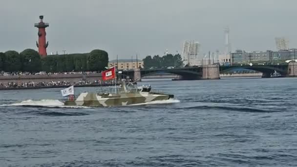 SAINT-PETERSBURG, RUSSIE - 30 JUILLET 2017 : Plan rapproché du bateau de patrouille à grande vitesse "Raptor" lors du défilé naval de Saint-Pétersbourg, Russie — Video