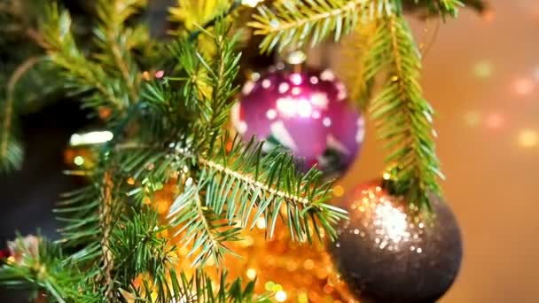 Twee kerst bal op een tak en hete garland — Stockvideo