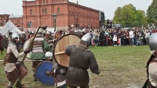 St. Petersburg, Russia - May 27, 2017:  A demonstrative battle of the ancient Vikings. Festival of Historic Reconstruction in St. Petersburg, Russia — Αρχείο Βίντεο