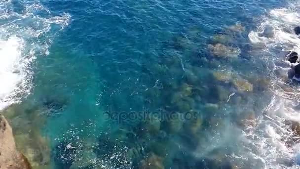 mer bleue par une journée ensoleillée .