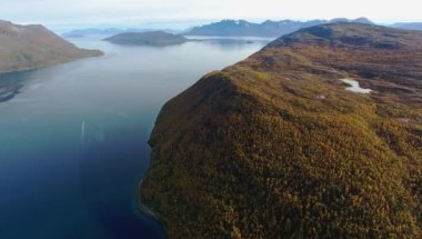 Norveç'in dağlarında sakin Mavi Göl havadan görünümü