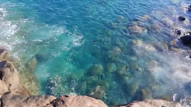 Olas del oleaje rompiendo sobre las rocas — Vídeo de stock