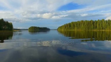 Göl üzerinde alçak irtifada uçan. 