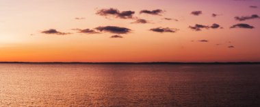 Batan güneşin yaktı cirrus bulutlar, gökyüzü