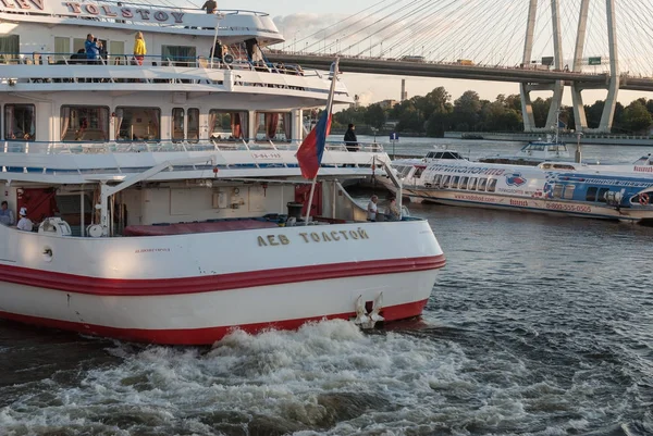 San Petersburgo, Rusia - 5 de septiembre de 2017: Vela desde el barco turístico muelle. Aft vie — Foto de Stock