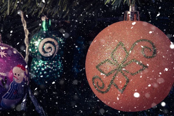 Decoraciones del árbol de Navidad en una rama en estilo vintage —  Fotos de Stock