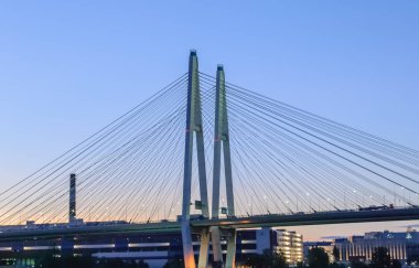 Köprü desteklerini tutan kablolar. Yakın plan. gece görünümü