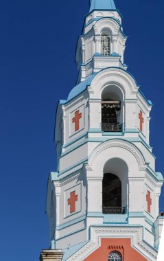 Gruuthuse Müzesi mavi gökyüzüne karşı Hıristiyan bir manastırda. Spaso-preobrazhenskiy Katedrali 