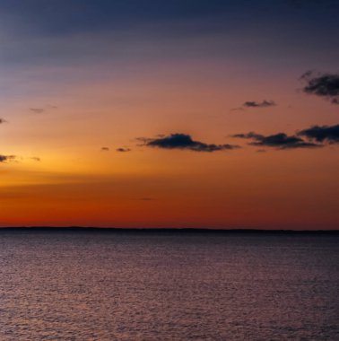 Ladoga Gölü, yaz günbatımı. Gün batımında dramatik bulutlar.