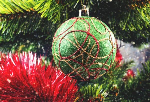 Boule de Noël verte sur une branche — Photo