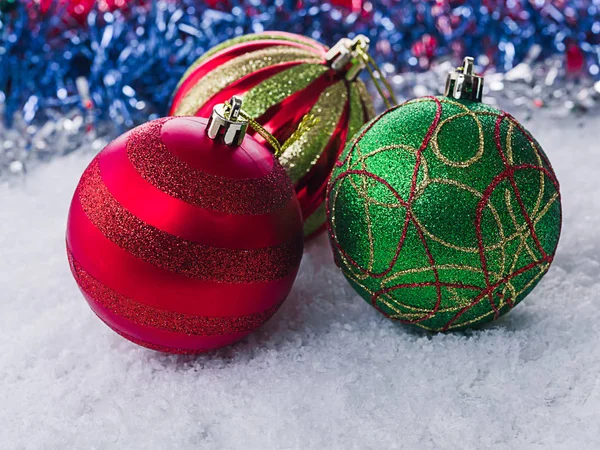 Boules de Noël dans la neige sur un fond flou — Photo