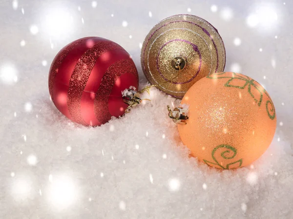 Contexte de trois boules de Noël sur neige . — Photo