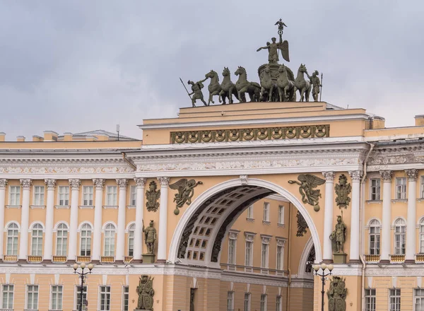 São Petersburgo, Rússia - 10 de setembro de 2017: Edifício General Staff em São Petersburgo. Arco Triunfal — Fotografia de Stock