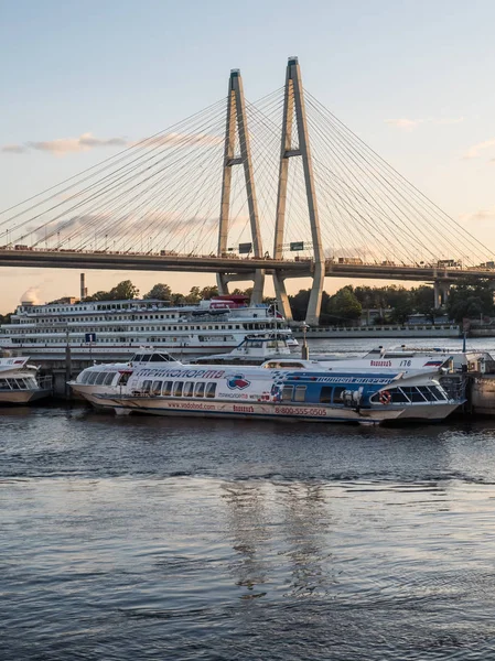 San Petersburgo, Rusia - 5 de septiembre de 2017: Puente de cable y puerto deportivo con barcos en San Petersburgo al atardecer . — Foto de Stock