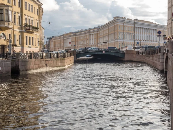 St. petersburg, russland - 10. september 2017: ein altes haus am ufer in st. petersburg — Stockfoto