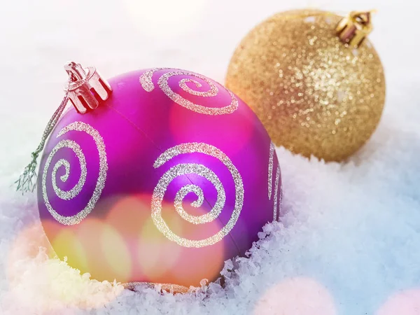 Νέο έτος φόντο με Χριστουγεννιάτικες μπάλες στο χιόνι με ένα bokeh — Φωτογραφία Αρχείου