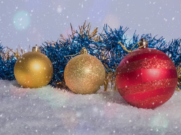 Tre julgranskulor på snön. Nyårskort. — Stockfoto