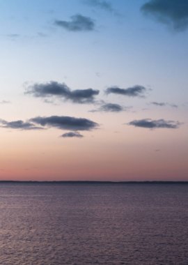 Renkli gökyüzü göl günbatımı bulutlar.