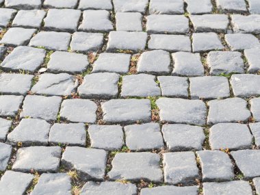 Granit taşlarla döşenmiş eski bir yol