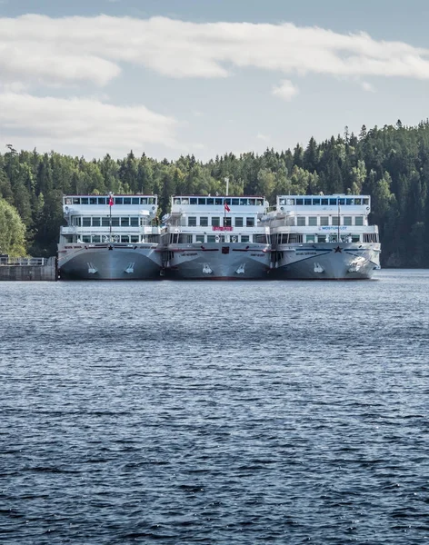 San Petersburgo, Rusia - 06 de septiembre de 2017: Tres barcos blancos amarrados en el muelle de la bahía de Nikolskaya — Foto de Stock