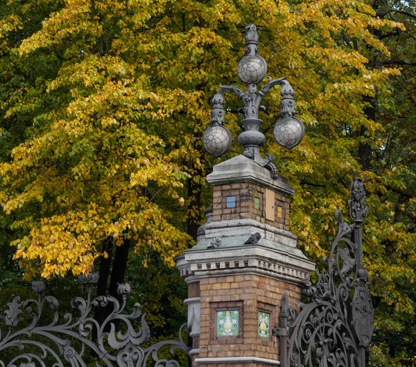 St. Petersburg, Rusland - 21 September, 2017:Lanterns en pijlers in de tuin Mikhailovski — Stockfoto