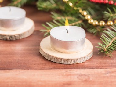 Sıcak mum çam dalları arka planı