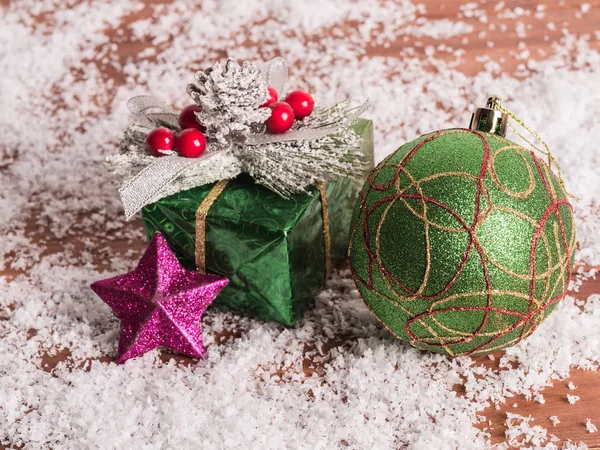 Fond du Nouvel An avec une boîte verte et une balle de Noël — Photo