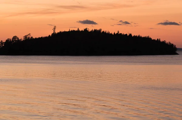 Gün batımı. Ufukta adaların siluetleri