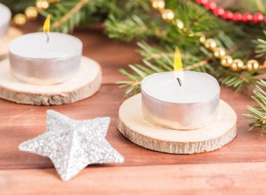 Sıcak mum çam dalları arka planı