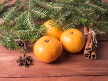 Noel kartı, Çamın dalları, Ladin, çelenk ve mandalina