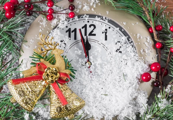 Çam dalları ve Noel süslemeleri saat