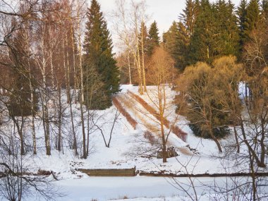 Parkta kış güneşli bir gün.