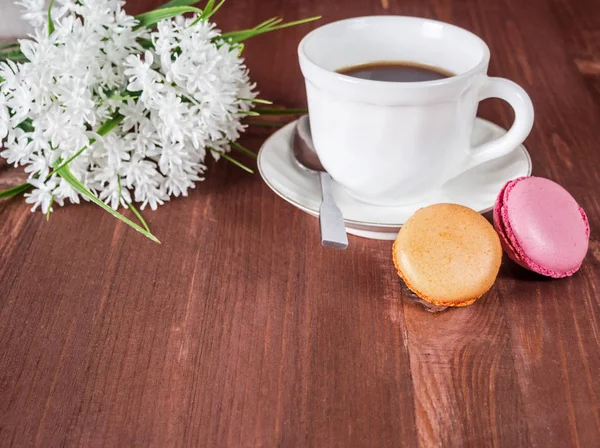 Kaffee, Kuchen auf dem Tisch — Stockfoto
