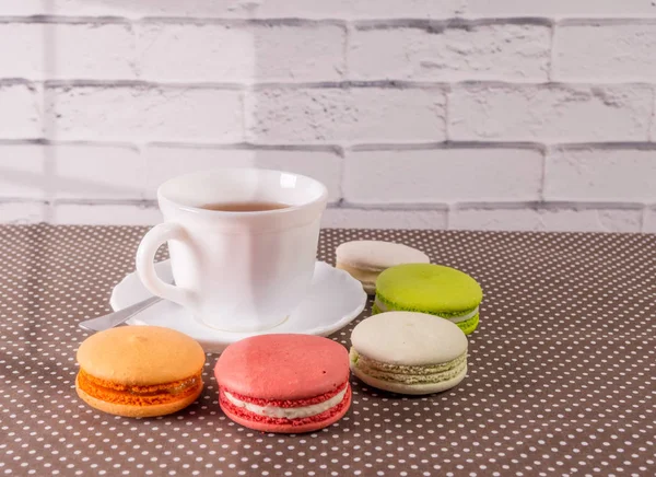 Tasse Tee mit bunten französischen Macaron — Stockfoto
