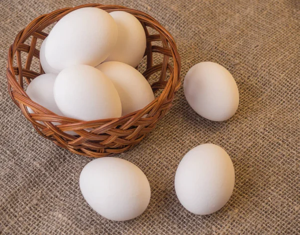 Uova biologiche fresche in un cestino. Concetto di cibo sano naturale . — Foto Stock
