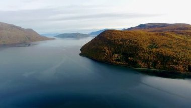 Doğa Norveç doğal peyzaj. Manzara. Göl. Dağlar.