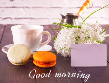 Kahve, bir daire ve bir buket çiçek ile bir kart yazıt macarons olduğunu iyi bir sabah