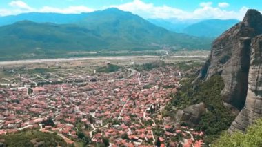 Yunan Meteora dağ vadisinde yer alan köyün görünümü