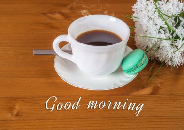 Kahve, kek ve beyaz çiçek fincan