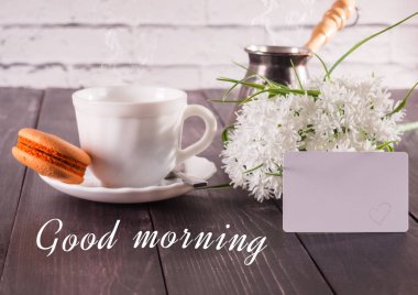 kahve ve bir buket beyaz çiçek bir tabloda ve bir kart ile yazıt bir Günaydın doldu