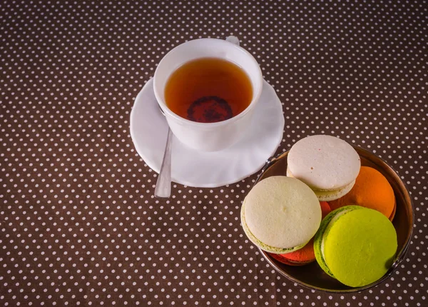 Weiße Tasse Mit Tee Und Eine Schüssel Mit Makronen Auf — Stockfoto