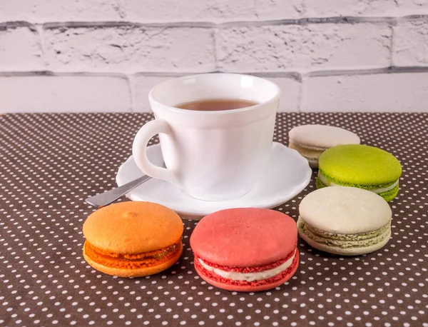 Tasse Tee Mit Farbigen Französischen Macarons Auf Einem Hintergrund Aus — Stockfoto