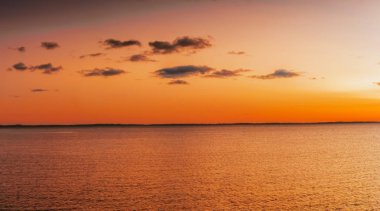 Su birikintisi arkasında güzel gün batımı.
